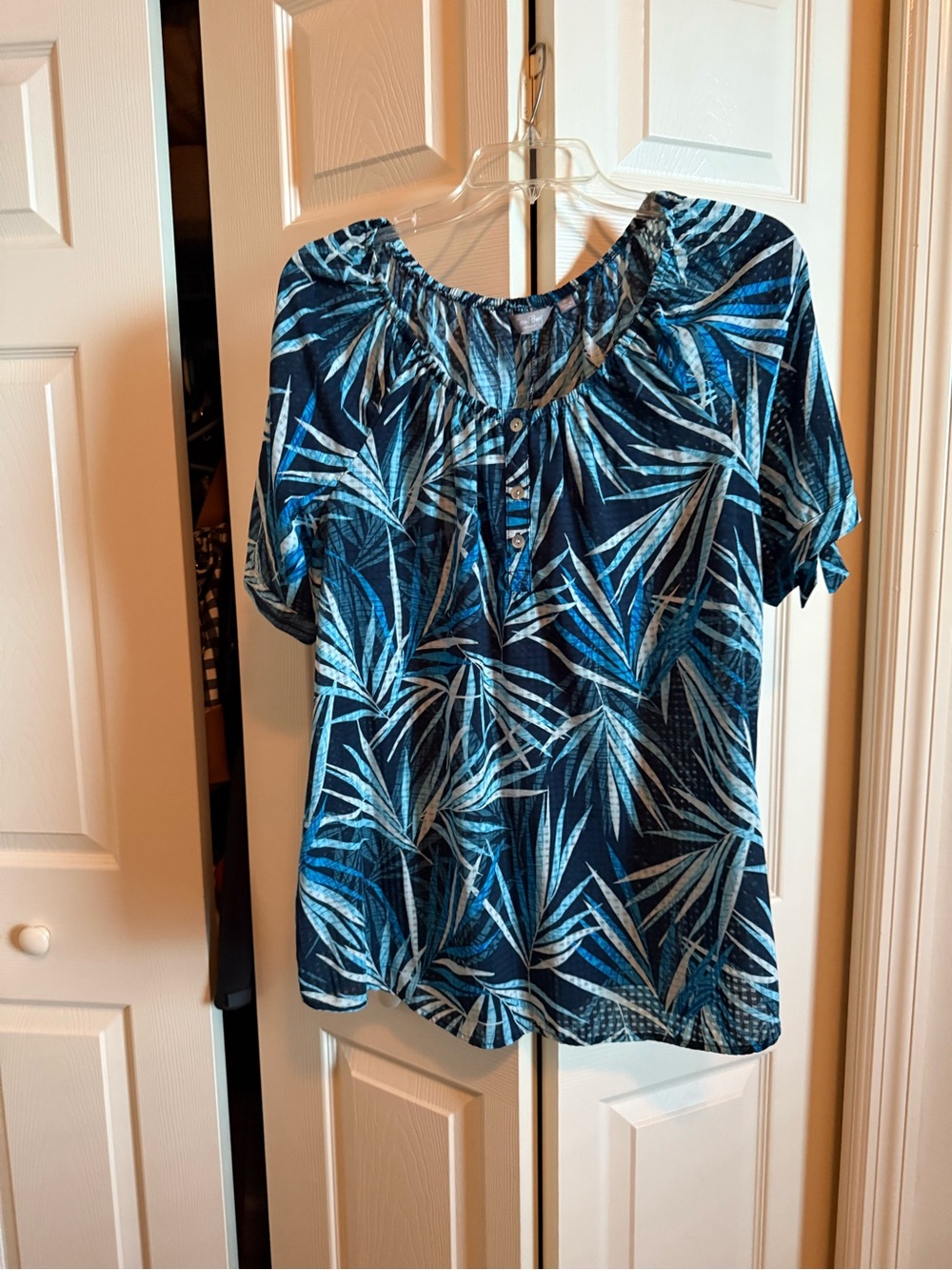 Coral Bay 1X Women’s Short-Sleeve Blue Tropical Print Top